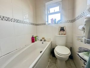 Family Bathroom - click for photo gallery